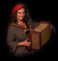 Fabienne Carlier , auteur-compositeur-interprète. Chant, piano, accordéon diatonique.